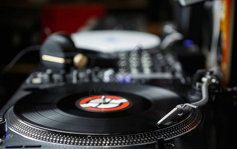 转台记录播放器的特写派对dj转盘播放带有音乐的乙烯基唱片在派对或音乐会上从头开始嘻哈歌曲和混音曲目娱乐的图片
