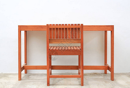 硬木家具室内木椅和桌子以白色水泥图片