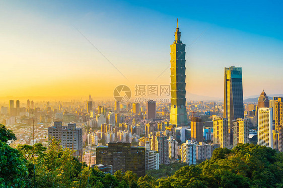 日落时台北101大楼和建筑在城市天际线的美丽景图片