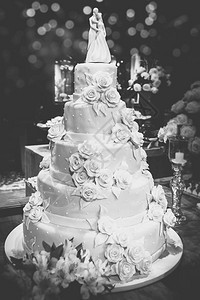 婚礼招待会上提供用五颜六色的鲜花装饰的婚礼蛋糕婚礼生背景图片