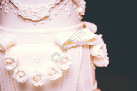 婚礼招待会上提供用五颜六色的鲜花装饰的婚礼蛋糕婚礼生图片