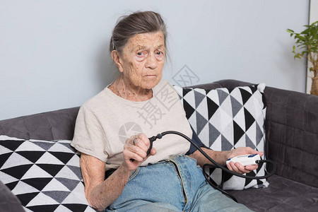 主题是非常老人和健康问题一位90岁的高加索妇女图片