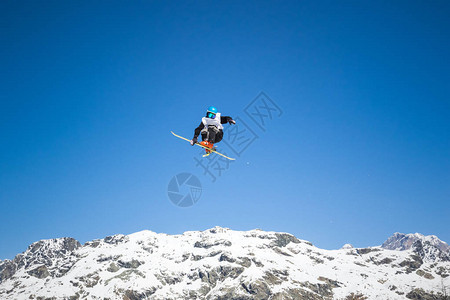 滑雪杂技跳跃图片