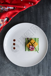 盘子上的传统玉子烧日式煎蛋餐厅菜肴图片