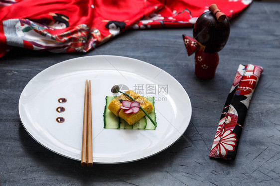 盘子上的传统玉子烧日式煎蛋餐厅菜肴图片