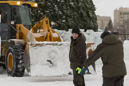 冰镇境内的工人用铲子除雪图片