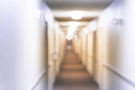 美国酒店走廊内部运动模糊散焦的长通道走廊带门的图片