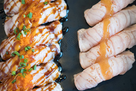 不同类型鲑鱼寿司的日本料理是日本餐厅黑板上供图片