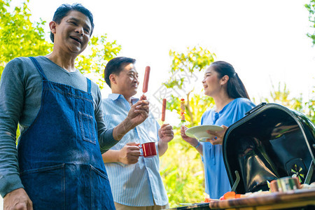 在野外绿公园BBQ食品和饮料的亚洲高级提图片