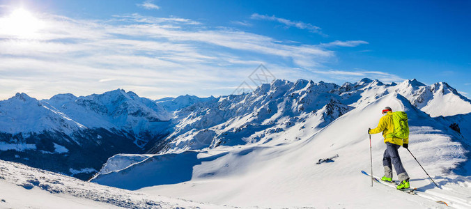 在美丽的阿尔卑斯山冬粉雪中以惊人的景象展示着有图片