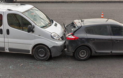 汽车事故涉及两辆汽车在市图片