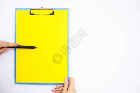 与黄纸的空白文件夹手拿着文件夹和句柄在白色背景上复制空间图片