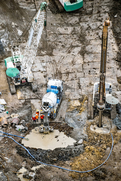 建筑工地混凝土堆积基工图片