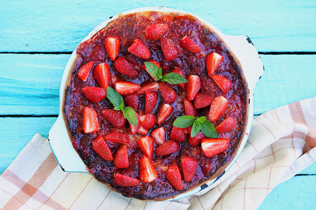 草莓酱和新鲜草莓的春饼图片