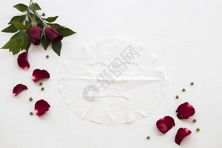 玫瑰花天然草本面膜香气精华面膜提取物用于女美容皮肤面部保健叶花卉装饰平躺式背景图片
