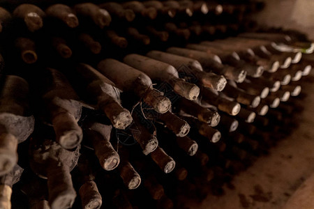 地下酒窖厂的葡萄酒陈酿图片
