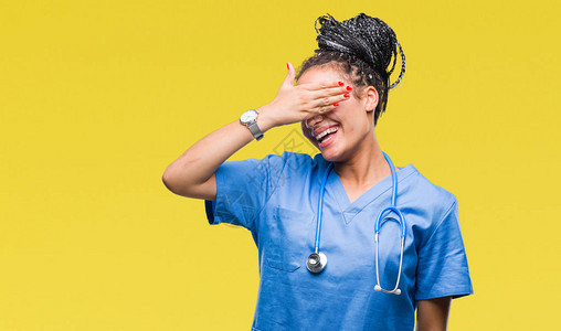 年轻的编织头发的非洲裔美国女孩专业外科医生在孤立的背景下微笑着图片