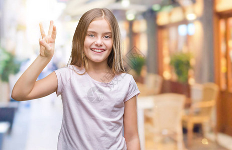 年轻美丽的女孩在孤立的背景展示并用手指举起三号的手指微笑自信和快乐地笑图片