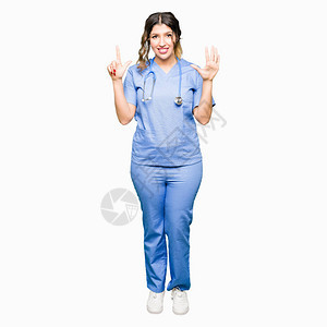 身穿医疗制服的年轻成年女医生带着7号指着手指图片