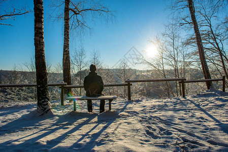 男子迎着复星在大雪中升起高清图片