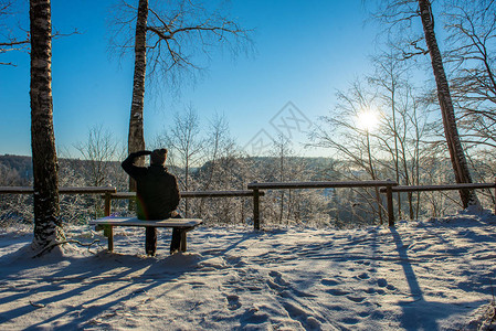 男子迎着复星在大雪中升起图片