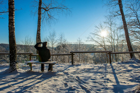 男子迎着复星在大雪中升起图片