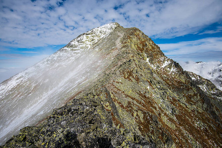 从斯洛瓦基亚的克里万山峰山脉覆盖在冬季积雪和低云图片