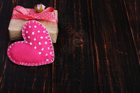 粉红感觉心脏和手工制作的礼物图片