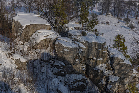 扎赫拉村附近的岩石镇Drevenik在寒雪阳光明媚图片