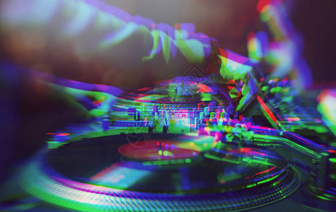 派对dj使用专业转盘播放音乐的故障背景嘻哈唱片骑师在音乐会上混合音乐曲目故图片