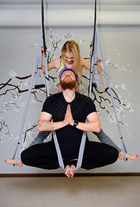 恩爱的夫妻一起做瑜伽结对运动健康的生活方式图片