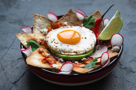 墨西哥早餐鸡蛋辣椒鳄梨和蔬菜图片