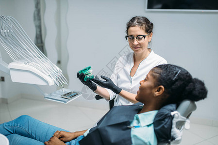 女牙医用牙椅专业牙科口腔学柜子向背景图片