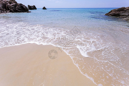 美丽的热带海滨沙滩白沙海浪图片