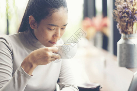 早上咖啡女人拿着咖啡图片