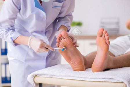 足病医生在手术过程中治疗足部图片