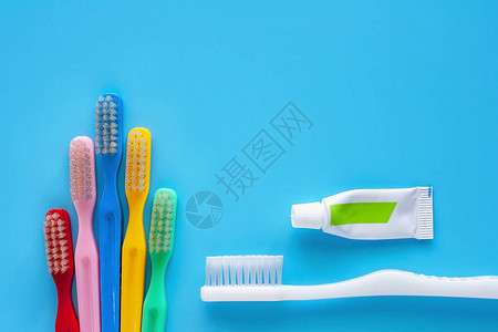 用于在蓝色背景上清洁牙齿的牙膏刷用于图片