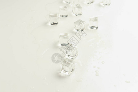 冰块和溢水的立方体图片