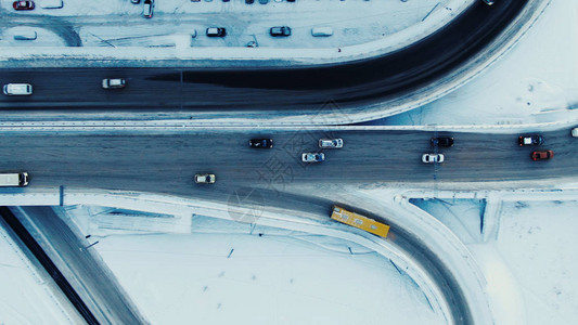 冬季无人驾驶飞机在高速公路上方的空中录像沿公路行驶的汽车图片