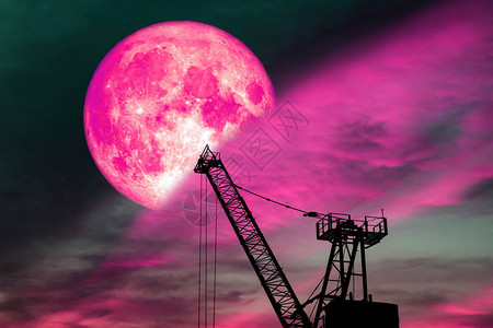 粉色月亮回到双影起重机上彩云多彩夜空中彩虹由美国航天局提图片