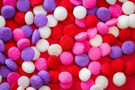 一组小食糖在不同的红和白大米中喷洒的大型小可食糖图片