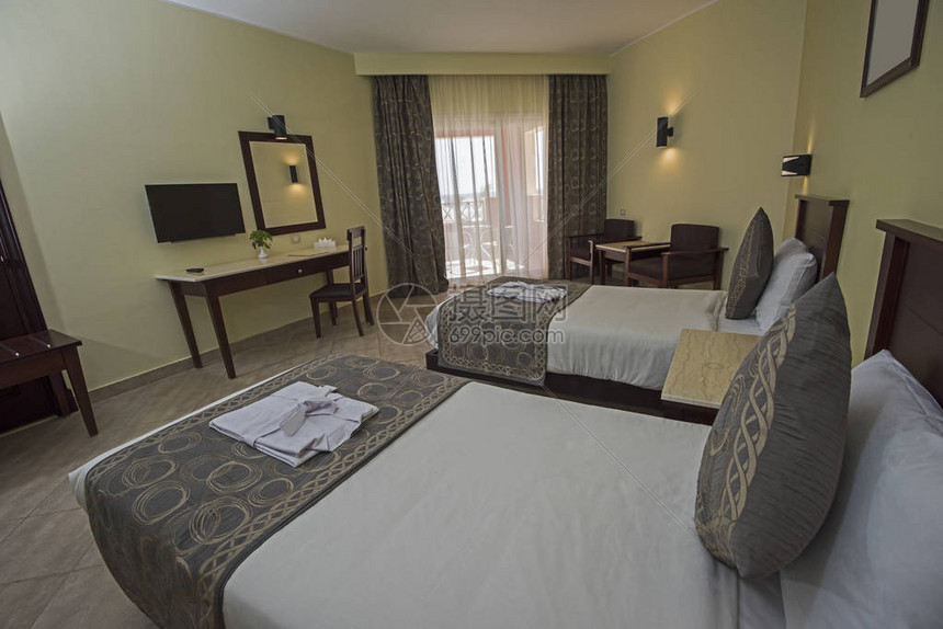 双床在一个豪华的旅馆度假房间有图片