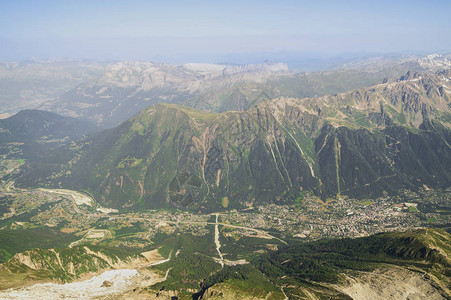 有雾的夏天风景与夏蒙尼鸟瞰图和山在勃朗峰图片