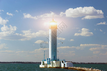 沃龙佐夫灯塔是乌克兰敖德萨黑海港的红电灯圆柱形塔图片