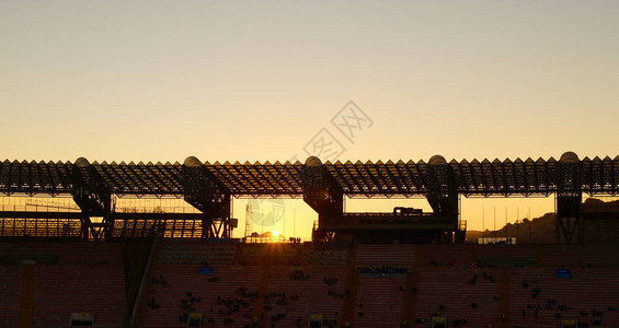 星期天的日落在圣保罗斯泰迪奥上在Napoli对Udine图片