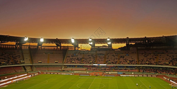 星期天的日落在圣保罗斯泰迪奥上在Napoli对Udine图片