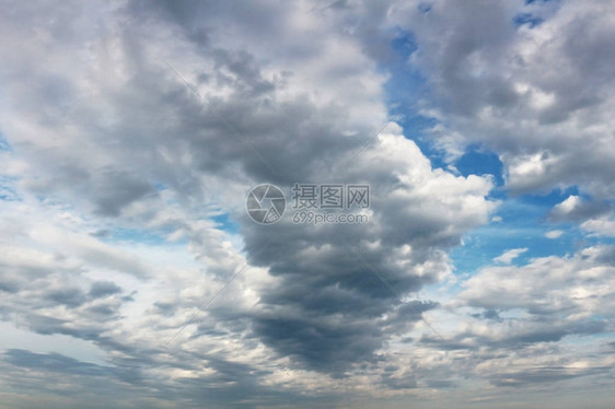 云在天空中蔓延的风景图片