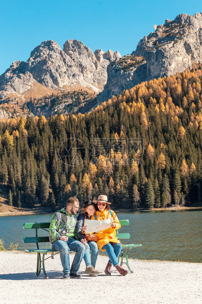 快乐的三位朋友在意大利多洛米山脉旅行在米苏里图片