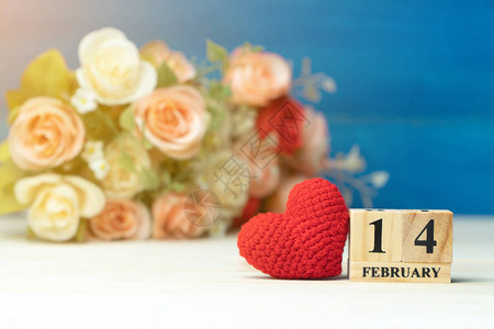 情人节的概念在情人节日期2月14日的木块日历旁边手工制作纱线红心图片