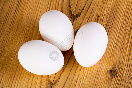 木板上的三个白鸡蛋图片